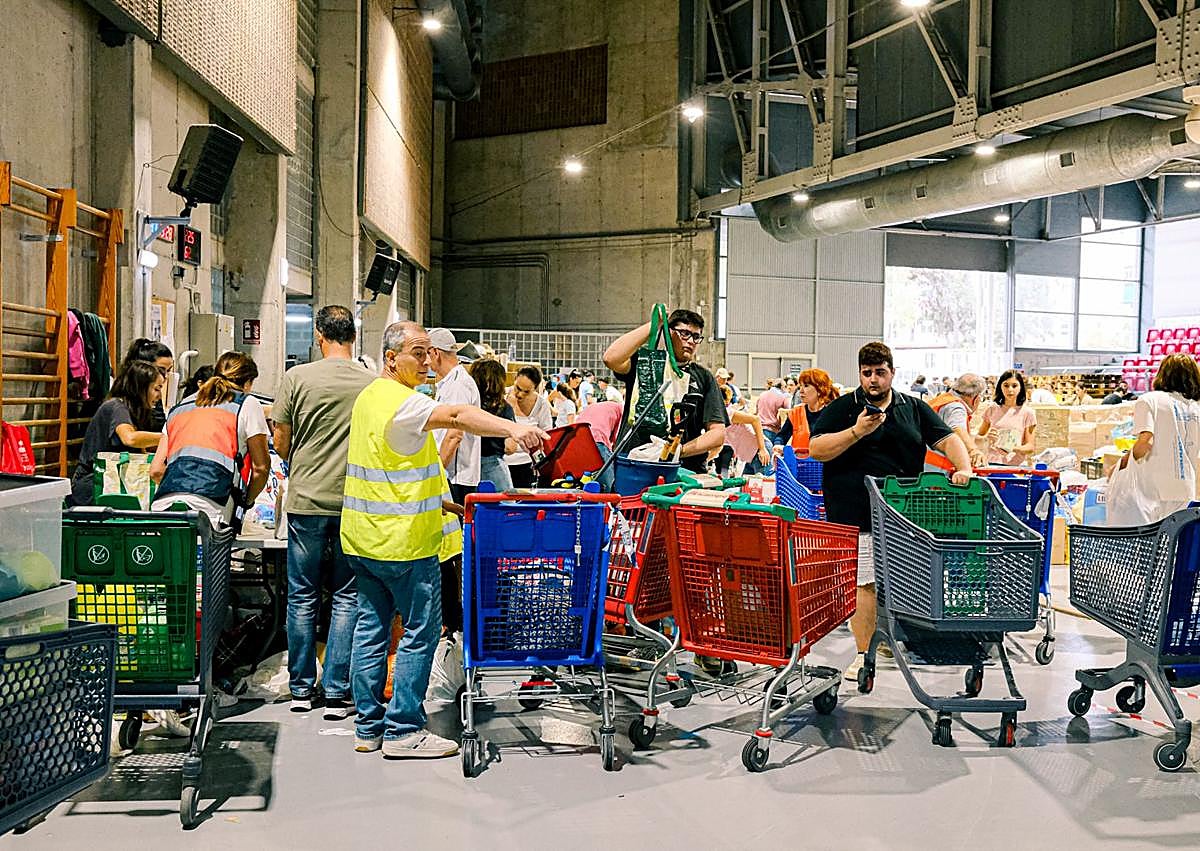 Imagen secundaria 1 - Voluntarios en el centro de tecnificación de Alicante. 