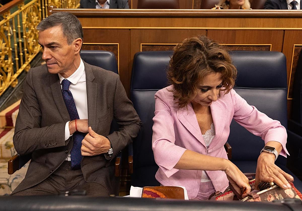 The President of the Government, Pedro Sánchez, and the First Vice President and Minister of Finance, María Jesús Montero.