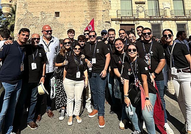 Jóvenes cofrades de Alicante en la JOHC de Elche.