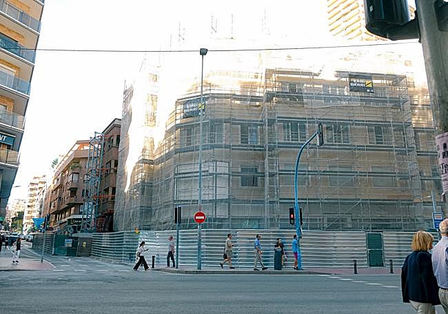 Derribo del antiguo edificio Sfera en la avenida Maisonnave de Alicante.