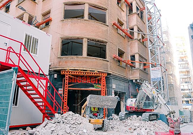 Works on the building at General Lacy with Poeta Vila y Blanco.