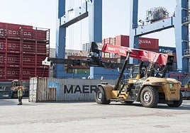 Momento de la operativa de una de las terminales del puerto de Alicante.-