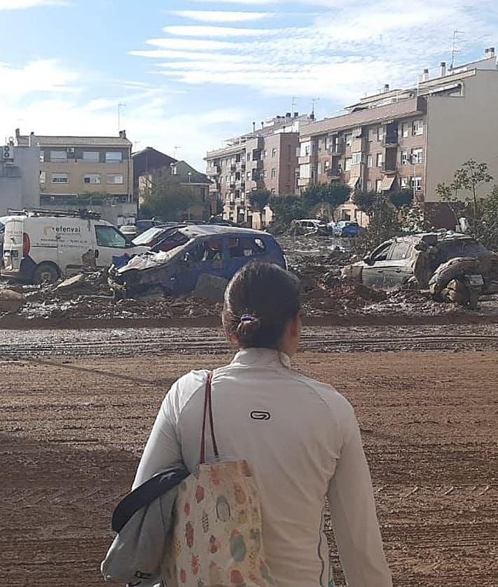 Imagen secundaria 2 - Lidia y su compalera Gema, en la zona de la dana. 