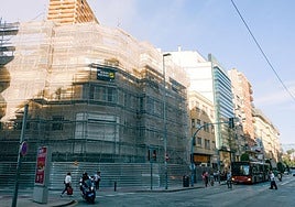 Derribo del antiguo edificio Sfera en la avenida Maisonnave de Alicante.