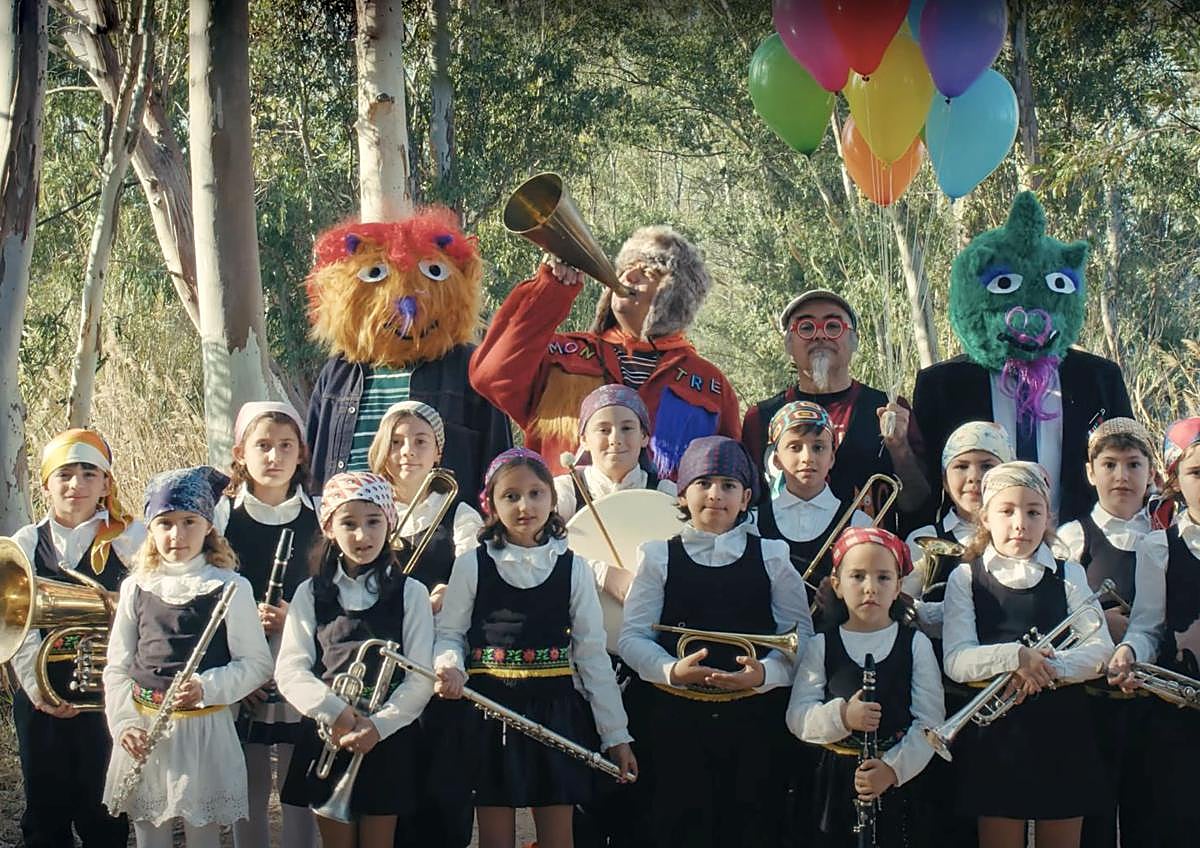 Imagen secundaria 1 - 1. Espectáculo en Xàbia. 2. Videoclip de 'El Monstre Petorro'. 3. Firma de libros en Madrid. 