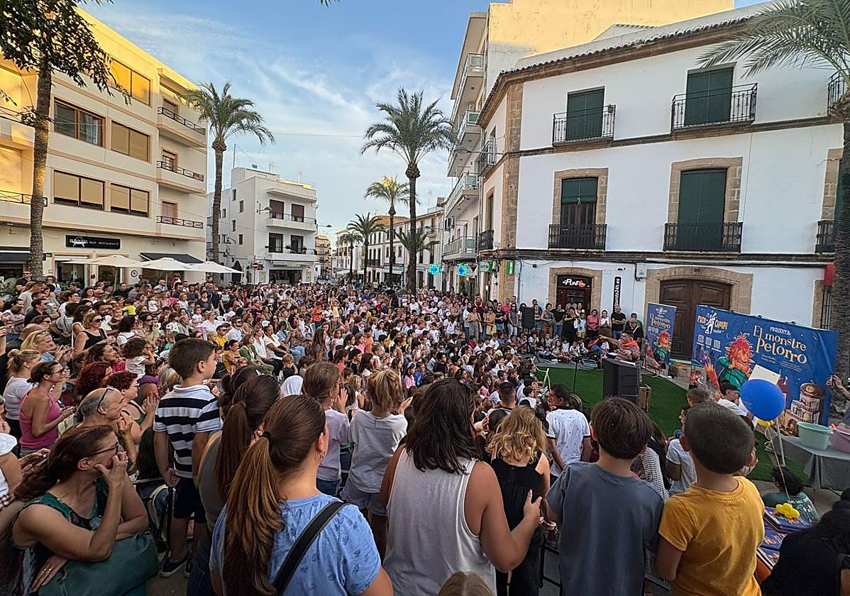 Imagen principal - 1. Espectáculo en Xàbia. 2. Videoclip de 'El Monstre Petorro'. 3. Firma de libros en Madrid. 