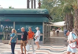 Antiguo quiosco Peret, en la Explanada de España con la plaza del Mar.