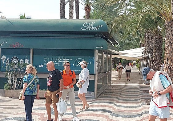 Antiguo quiosco Peret, en la Explanada de España con la plaza del Mar.