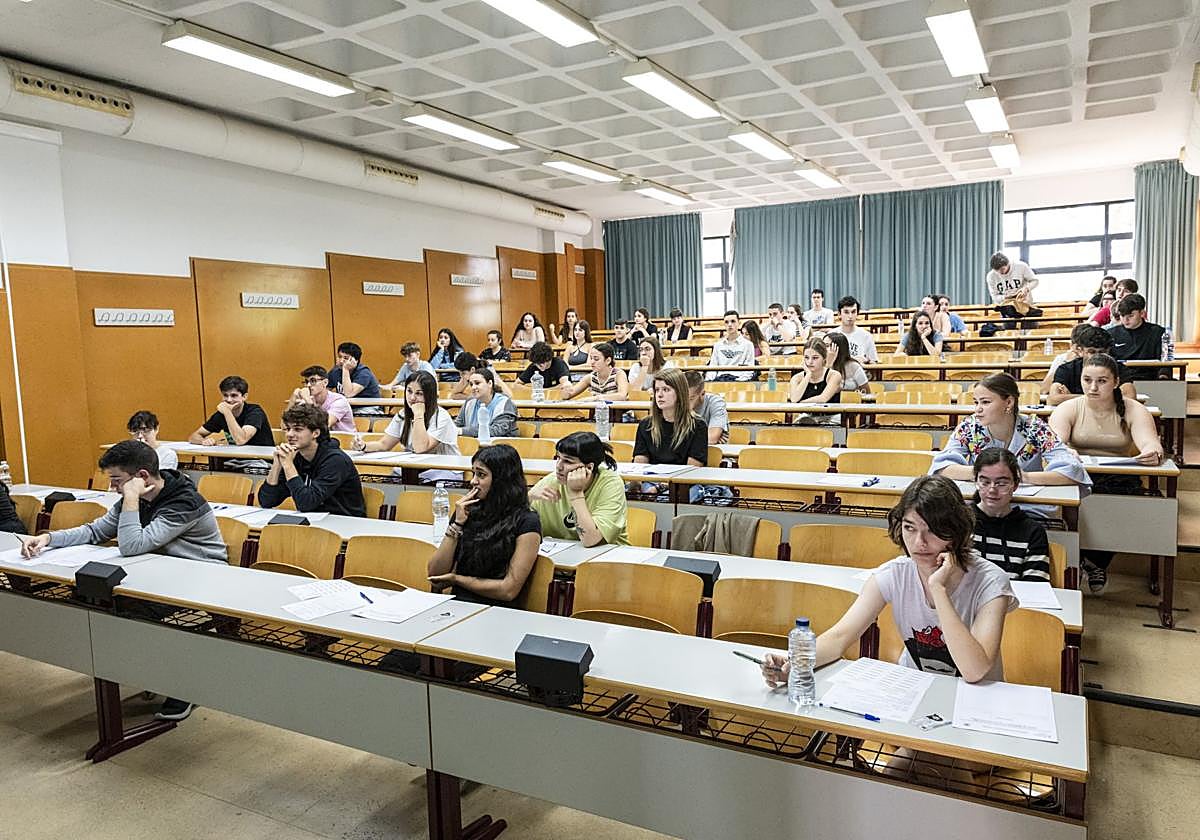 Alumnos realizando una de las pruebas de la Selectividad en las instalaciones de la UA.