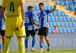 Oriol Soldevila celebra uno de sus goles al Villarreal B.