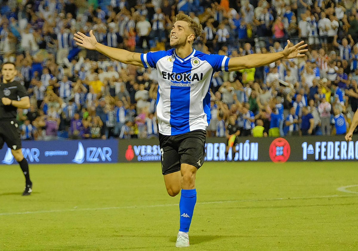 Jorge Galvañ celebra su gol al Atlético Madrileño.