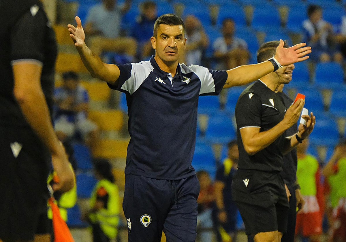 Rubén Torrecilla alza los brazos en el Rico Pérez en el choque de este miércoles.