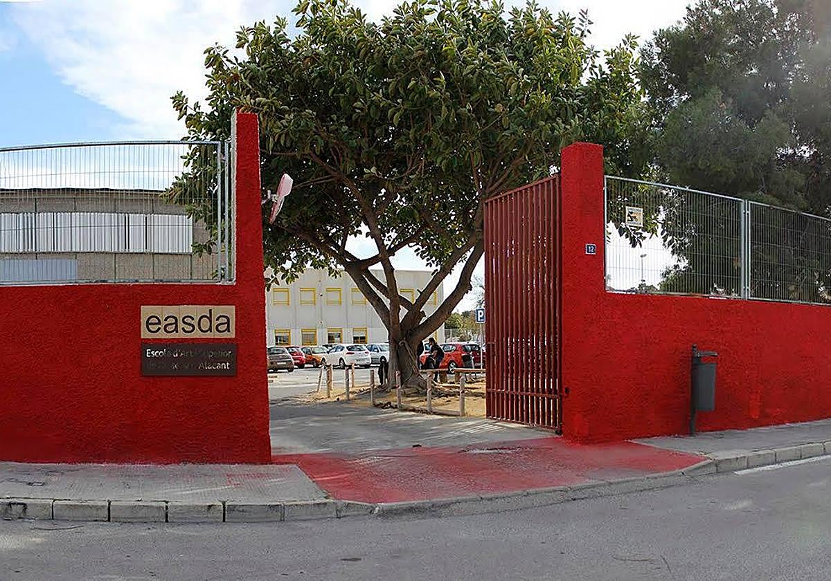 Acceso a la Escuela de Arte y Superior de Diseño de Alicante.