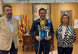 Ruz, en el centro, durante su comparecencia ante los medios de comunicación.