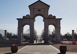 El Ayuntamiento de Elda prepara los cementerios municipales para la festividad de Todos los Santos con nuevas mejoras y servicios.