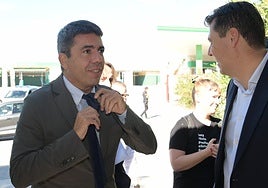 Mazón se quita la corbata, en presencia de César Quintanilla, el pasado viernes en la entrega de premios de Uepal.