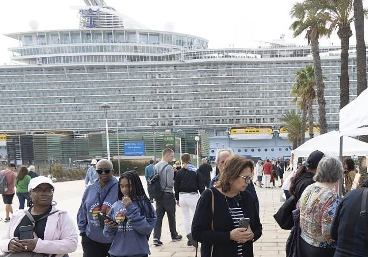 El 'Allure of the seas', atracado en el puerto de Cartagena.