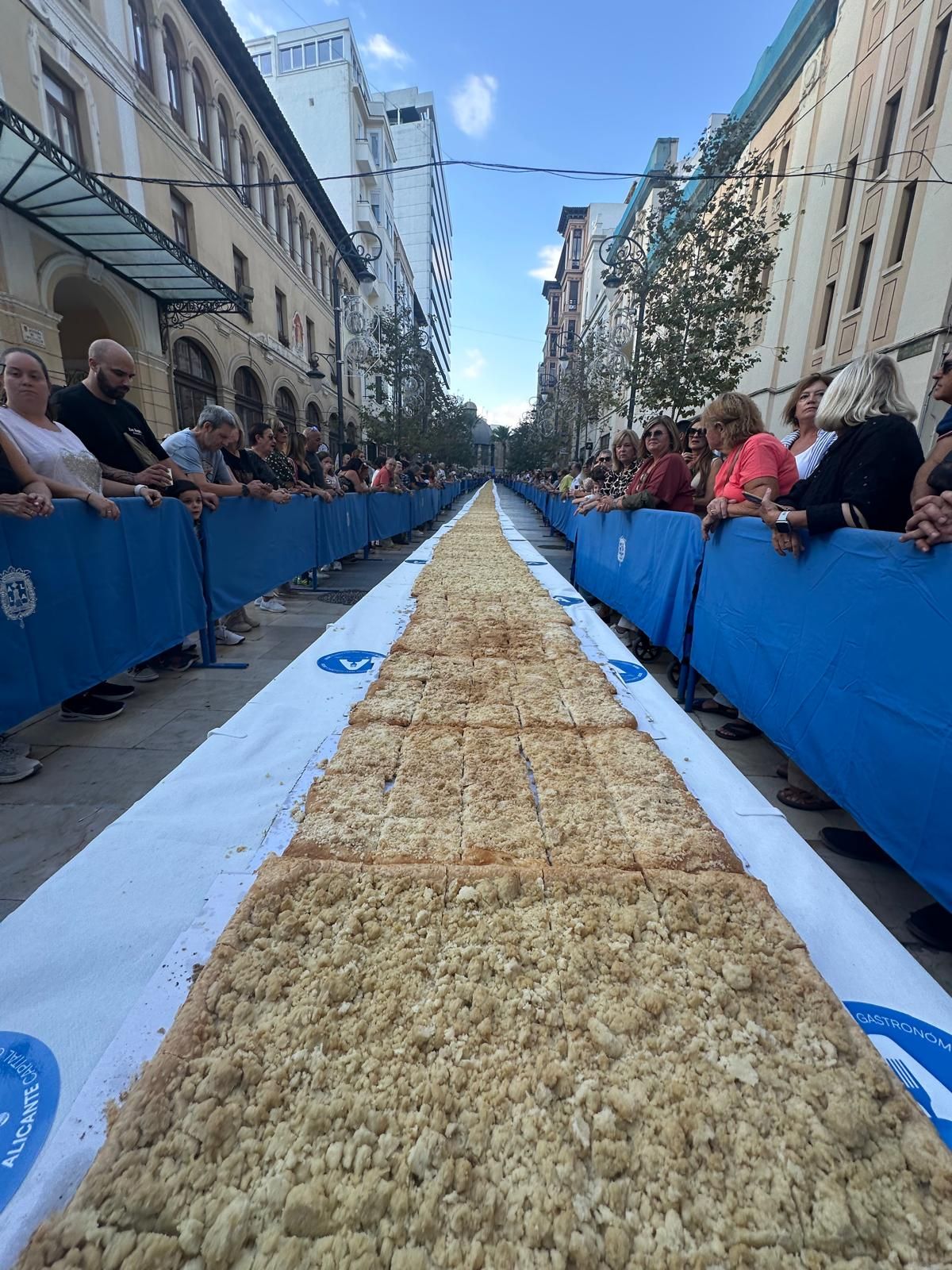 Coca de mollitas gigante en Alicante.