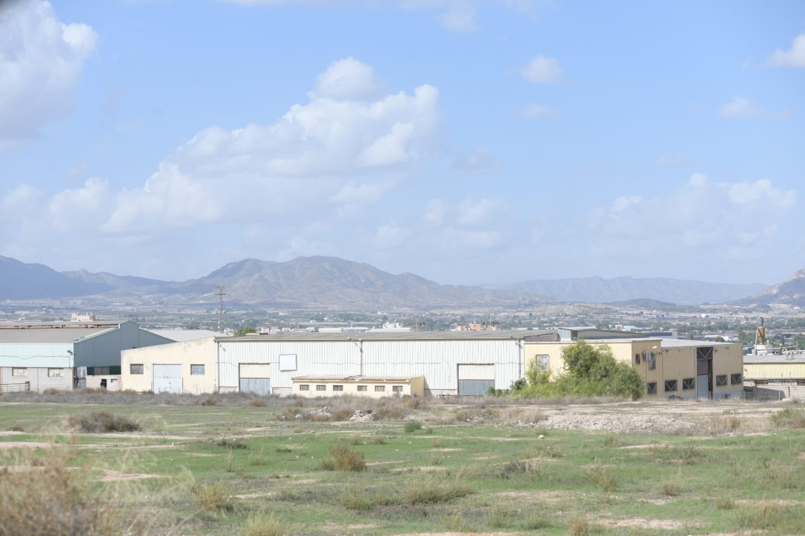 Imagen secundaria 1 - Imágenes de la nave que ocultaba la sofisticada plantación de marihuana.