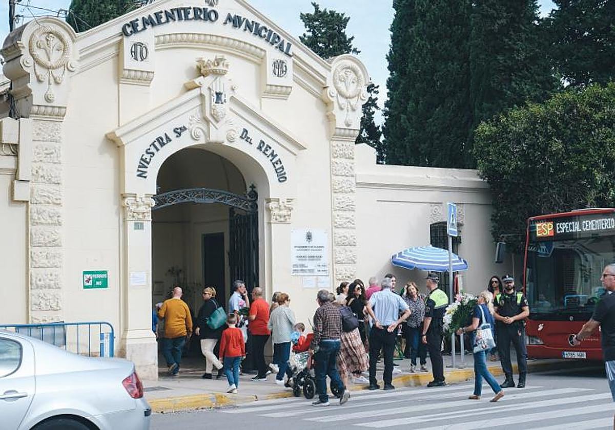 Crowds at Alicante cemetery.