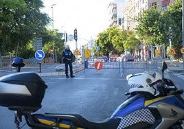 Unidades de la Policía Local de Alicante restringen el tráfico del lugar del incidente.