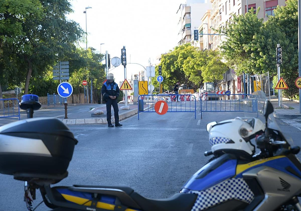 Unidades de la Policía Local de Alicante restringen el tráfico del lugar del incidente.