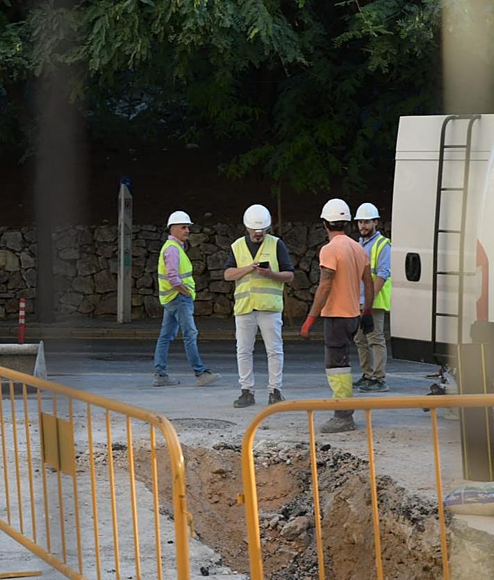 Imagen secundaria 2 - Trabajos de reparación de la tubería en la ronda del castillo.