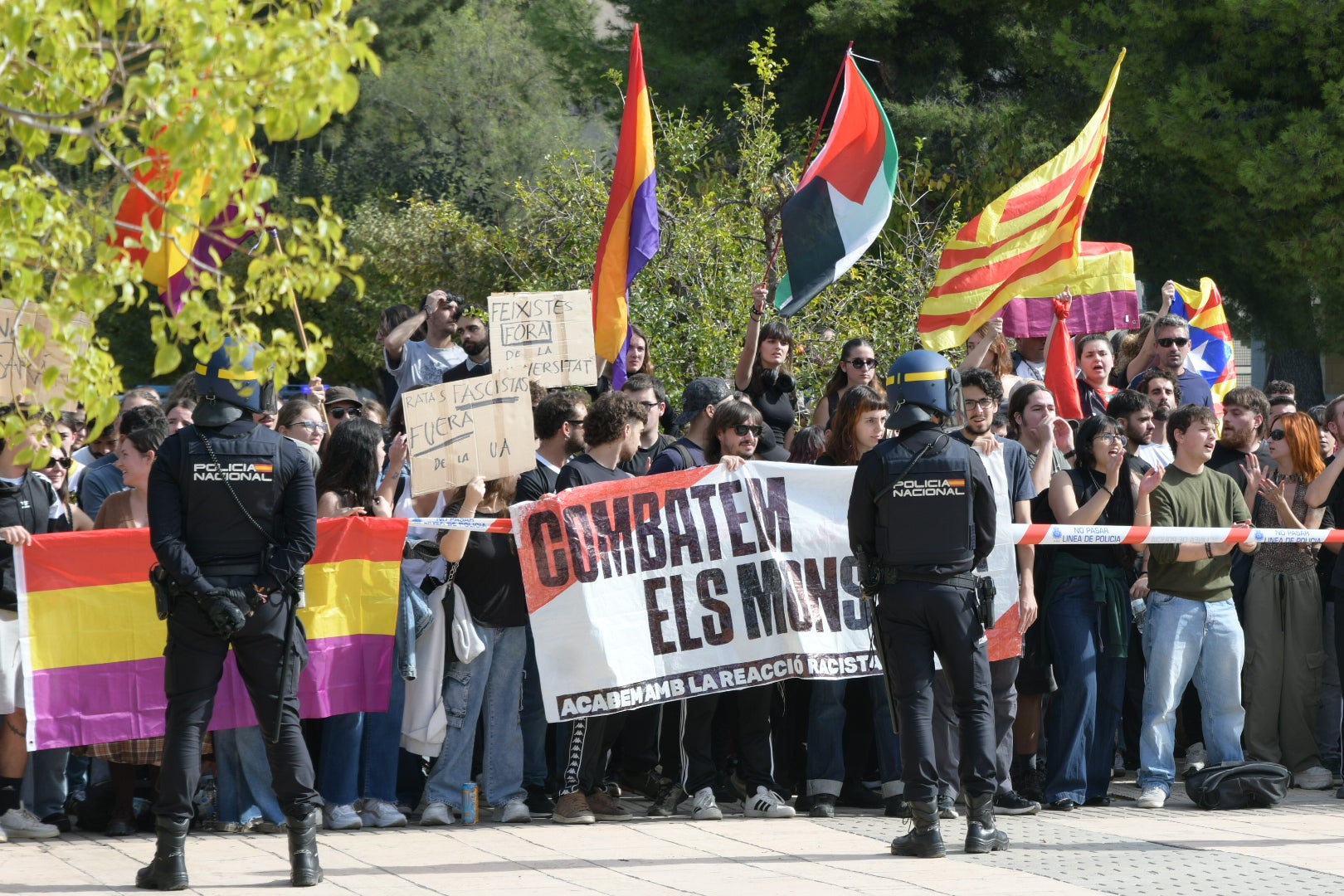 La tensión por la visita de Vito Quiles a la UA, en imágenes