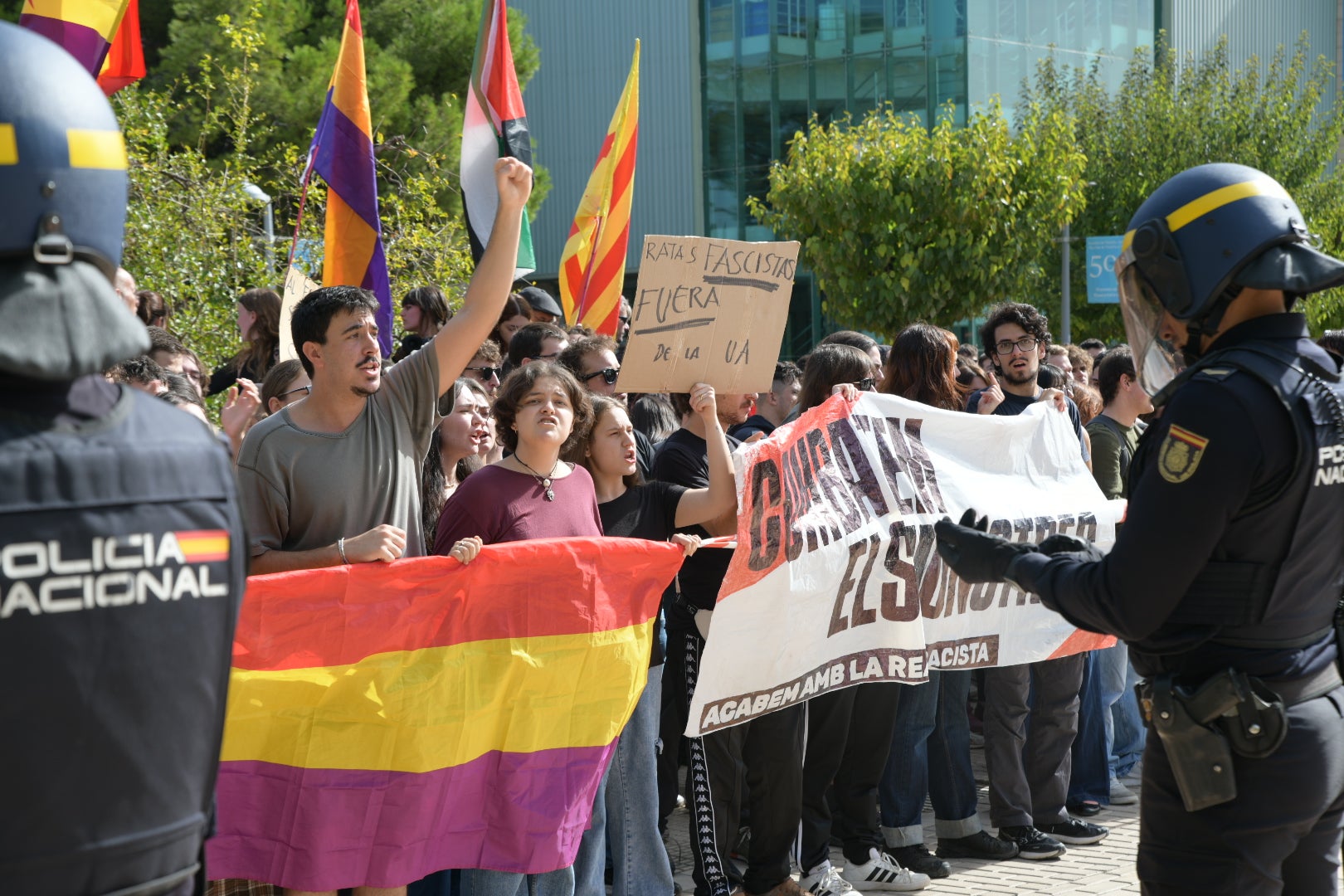 La tensión por la visita de Vito Quiles a la UA, en imágenes