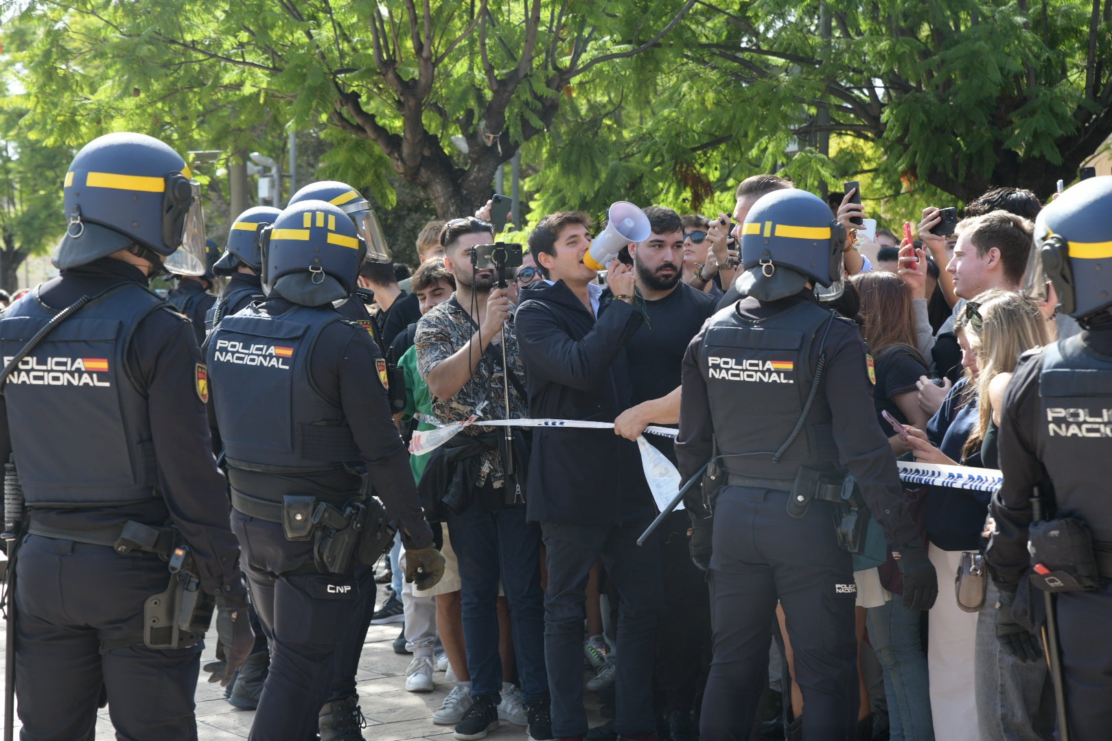 La tensión por la visita de Vito Quiles a la UA, en imágenes