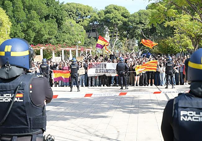 Protesta del bando contrario a Vito Quiles.
