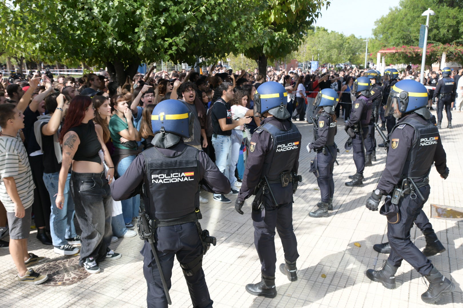 La tensión por la visita de Vito Quiles a la UA, en imágenes