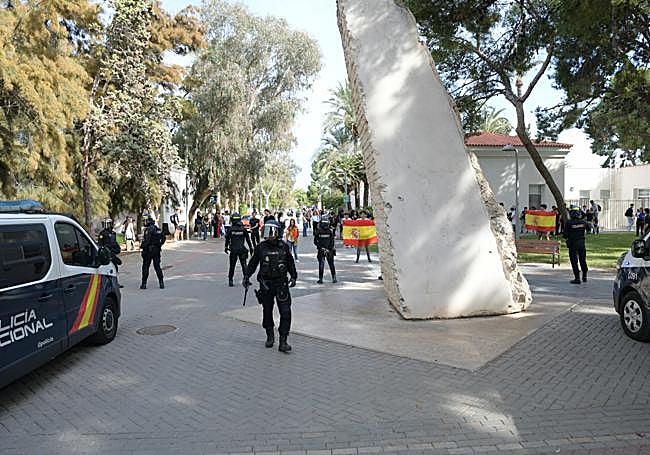 Despliegue policial en la Facultad de Filosofía y Letras de la UA.