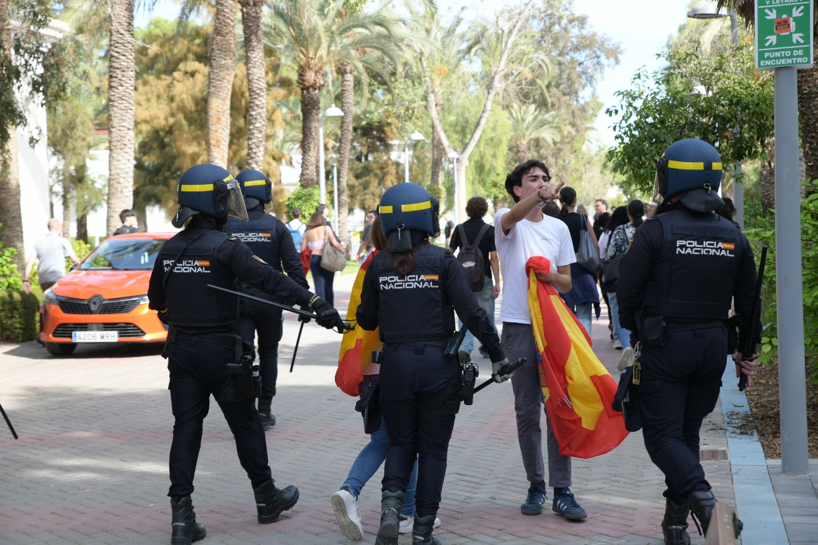 La tensión por la visita de Vito Quiles a la UA, en imágenes