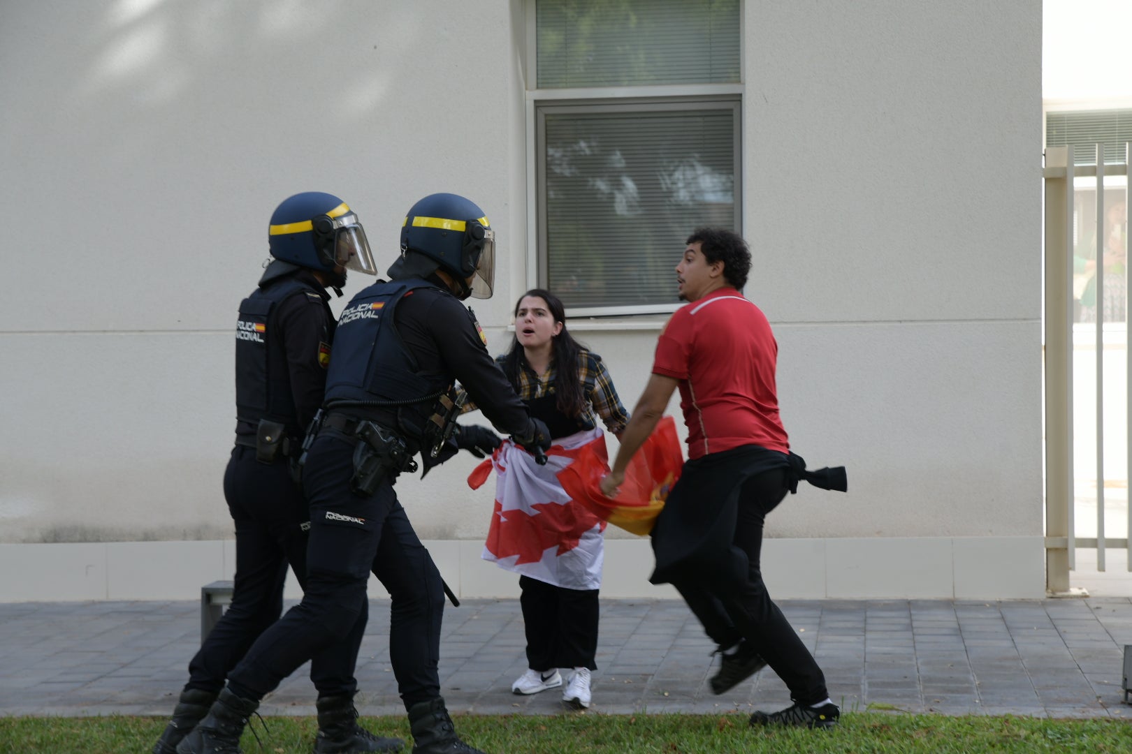 La tensión por la visita de Vito Quiles a la UA, en imágenes