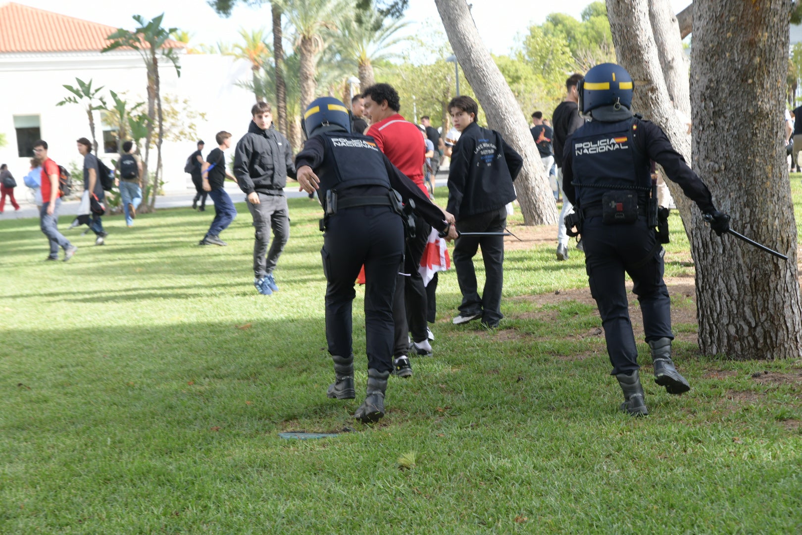 La tensión por la visita de Vito Quiles a la UA, en imágenes