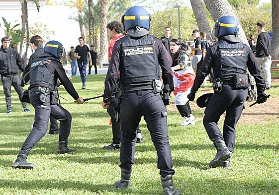 La tensión por la visita de Vito Quiles a la UA, en imágenes