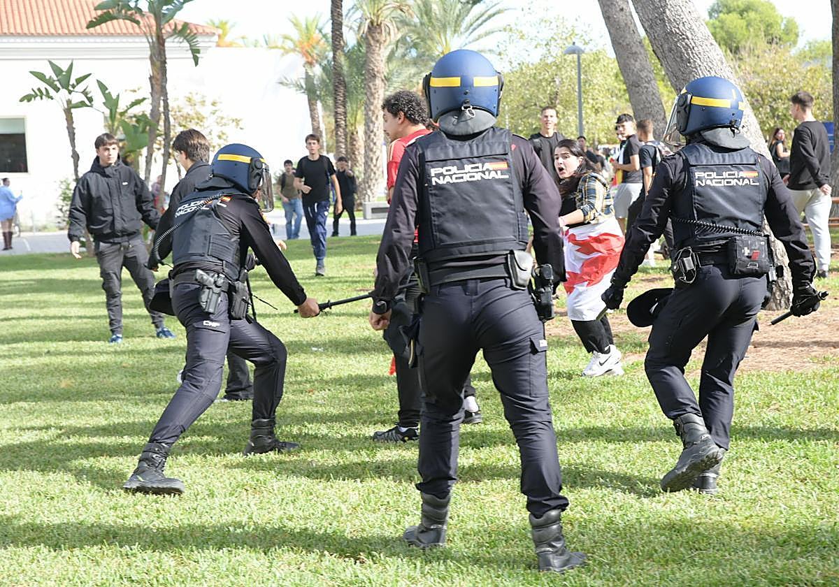 La Policía Nacional carga contra manifestantes durante la visita de Vito Quiles a la UA.