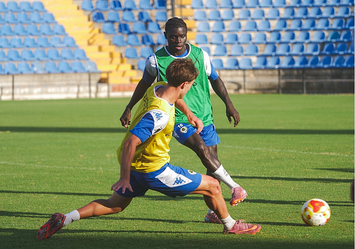 Vique Gomes makes a pass during a training session at Rico Pérez.