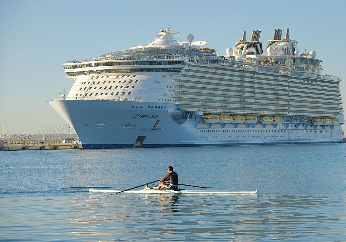 Imagen principal - Atraca en el puerto de Alicante uno de los mayores cruceros del mundo: así es el 'Allure of the Seas'