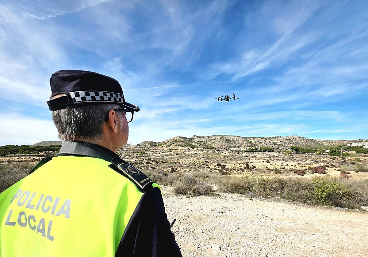 Un agente de la Policía Local pilota un dron.