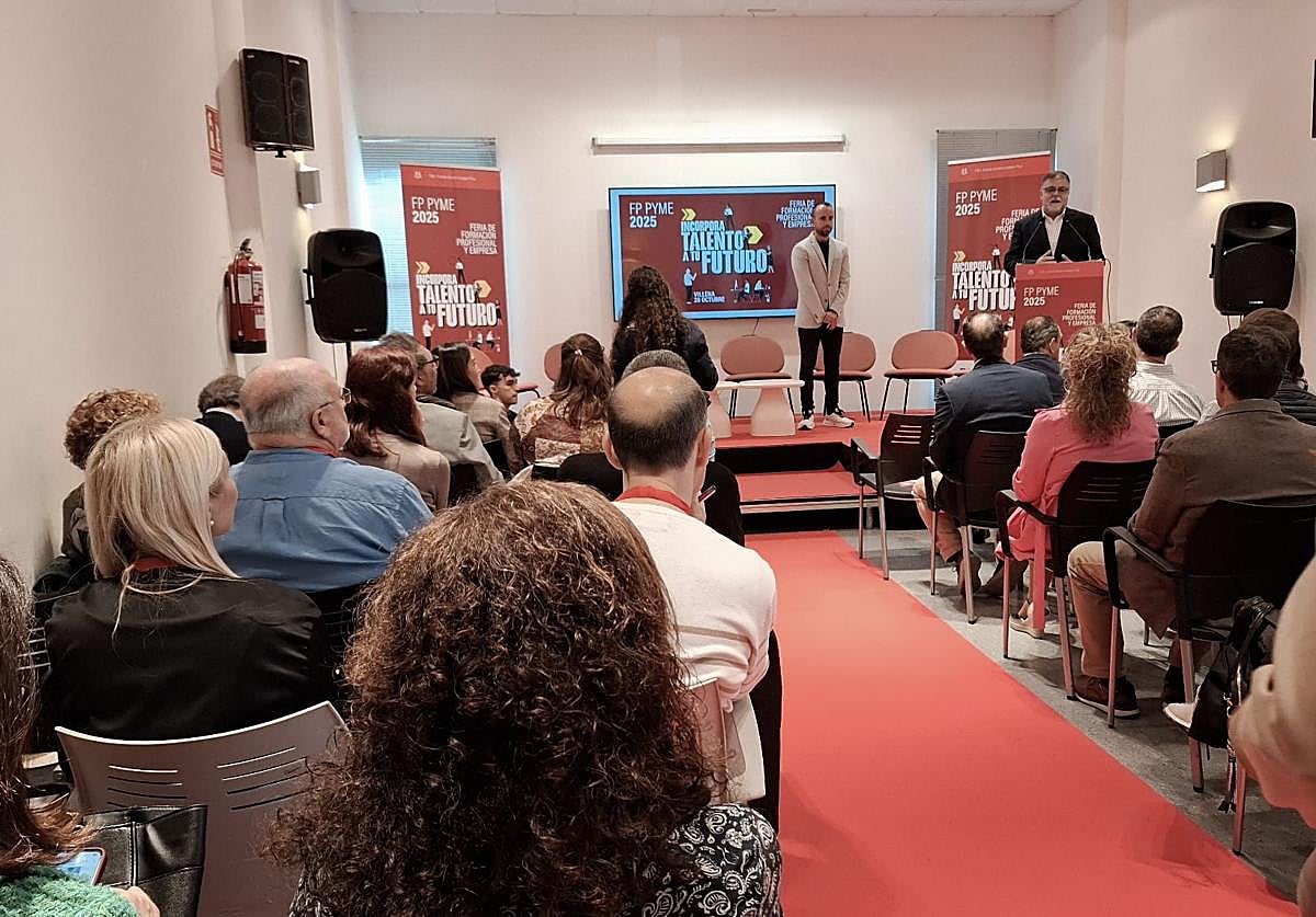 Moment from the 4th Dual Vocational Training Fair for SMEs 2025 held in Villena.