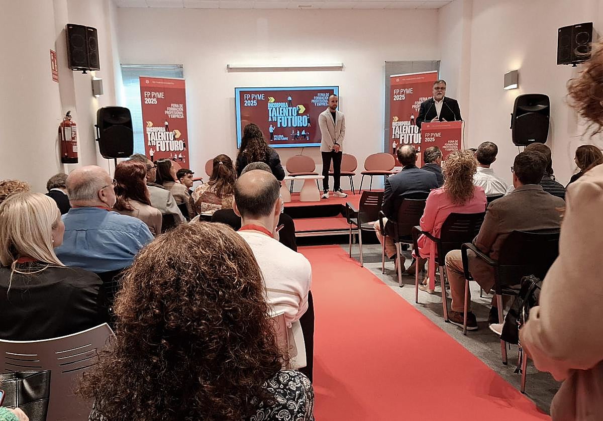 Momento de la IV Feria FP Dual PYMEs 2025 celebrada en Villena.