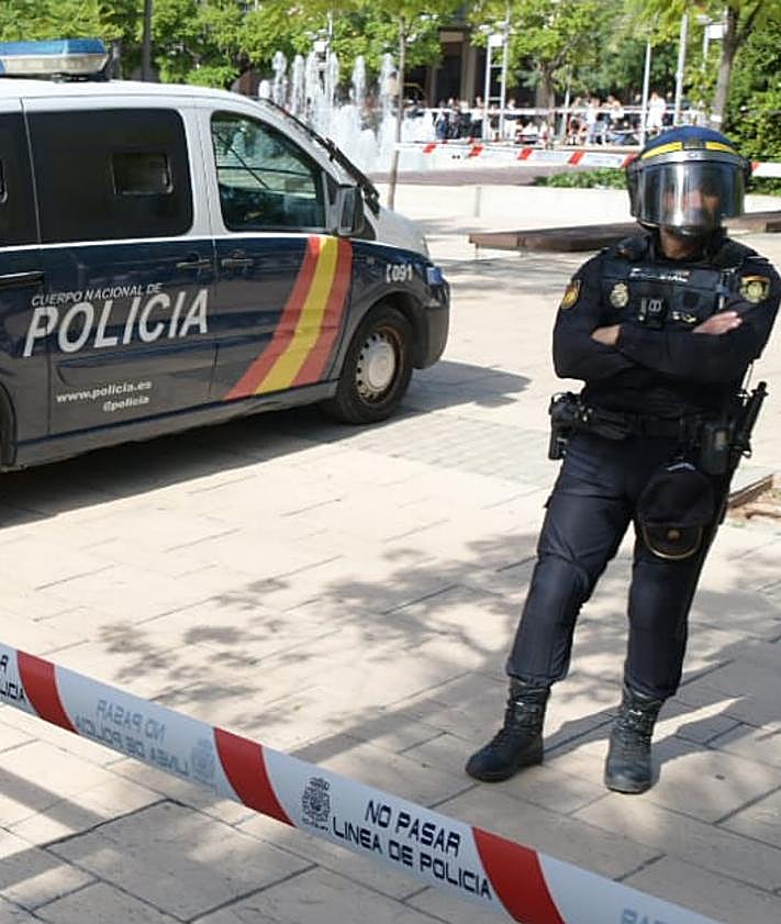 Imagen secundaria 2 - Vito Quiles llega a la Universidad de Alicante en medio de cánticos e insultos en una Facultad dividida