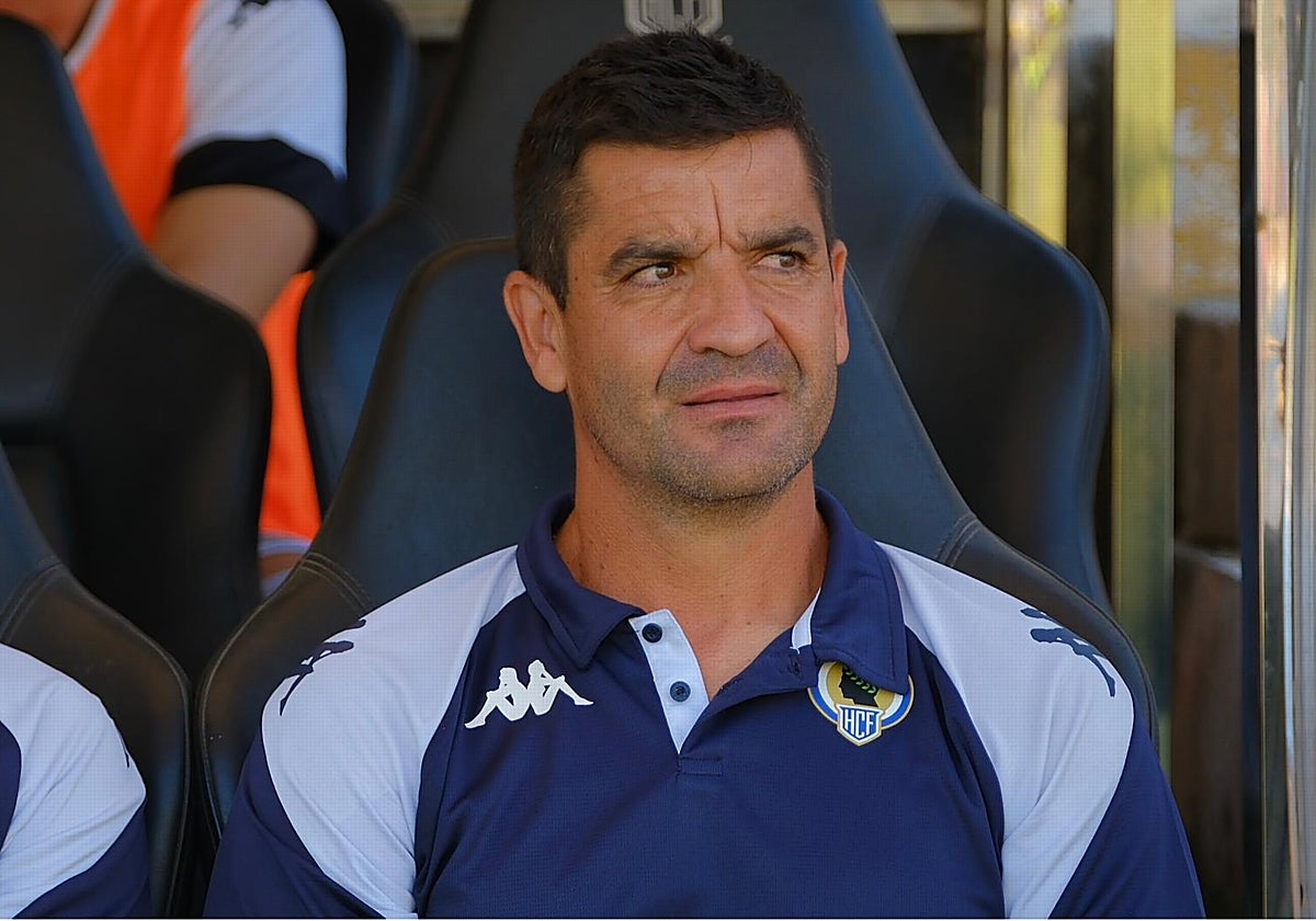 Rubén Torrecilla, en el banquillo del Rico Pérez.