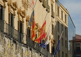 Fachada del Ayuntamiento de Alicante con las banderas a media asta este miércoles.