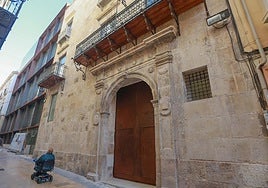 Acceso principal al Centro 14 de Alicante.