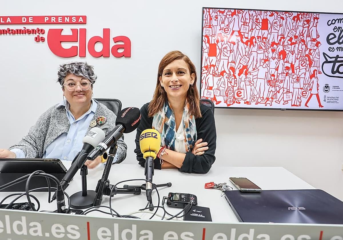 The Councillor for Commerce and Markets, Silvia Ibáñez, accompanied by designer Yolanda Cabrero, the creator of the campaign's graphic image.