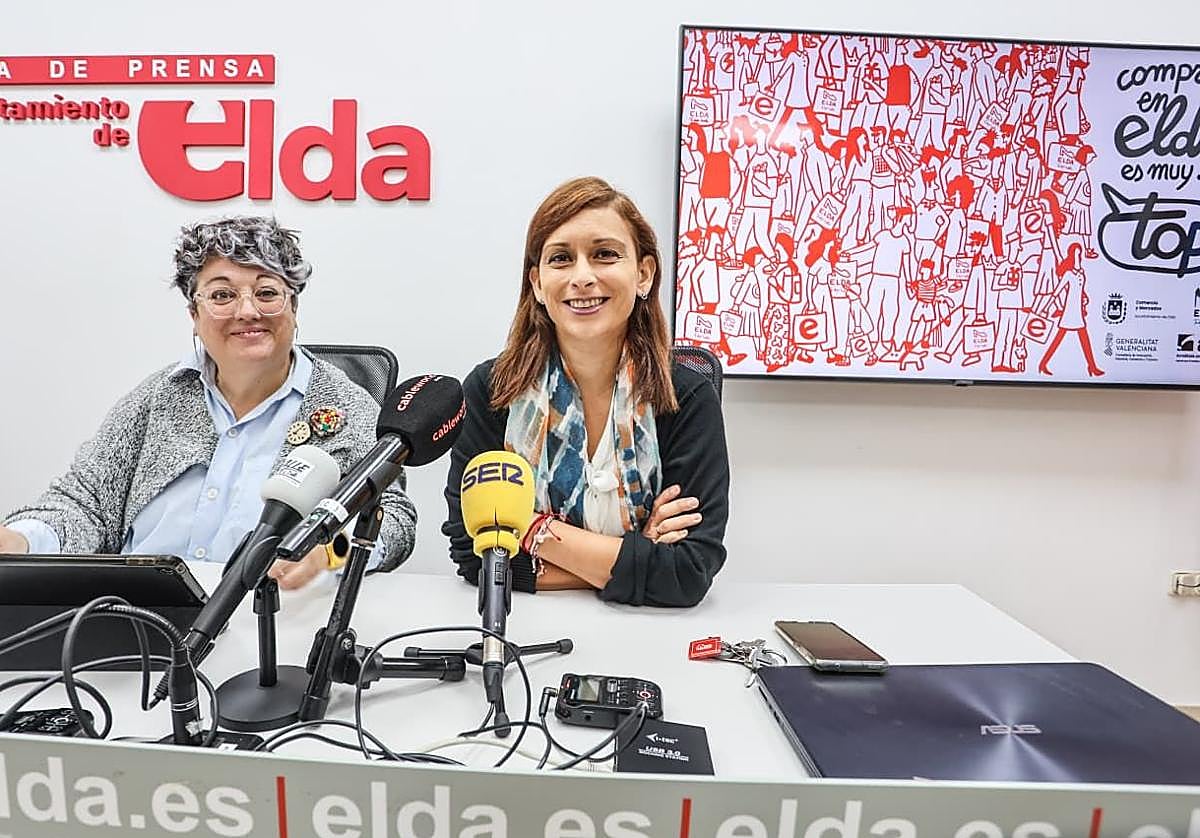 La concejala de Comercio y Mercados, Silvia Ibáñez, acompañada por la diseñadora Yolanda Cabrero, autora de la imagen gráfica de la campaña.