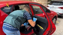 La Guardia CIvil investiga uno de los coches violentados.